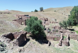 Sivas'ta terk edilmiş eski Ermeni köyünde defineci talanı (foto)