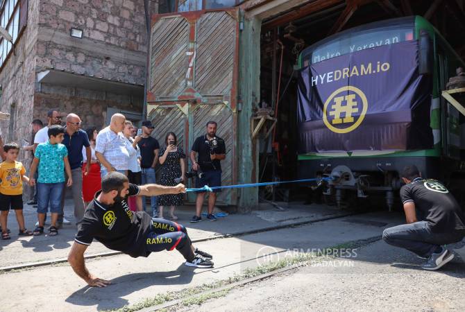 Ermeni sporcu 65 ton ağırlığındaki 2 metro vagonunu serçe parmağıyla çekti ve yeni bir rekora imza attı (Foto)