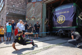 Ermeni sporcu 65 ton ağırlığındaki 2 metro vagonunu serçe parmağıyla çekti ve yeni bir rekora imza attı (Foto)