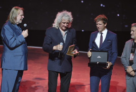 Stephen Hawking Ödülü, Queen grubunun kurucularından astrofizikçi Brian May'e verildi