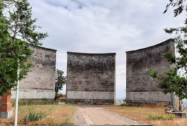 Azerbaycan, Berdzor şehrinin Şöhret Anıtını yok etti