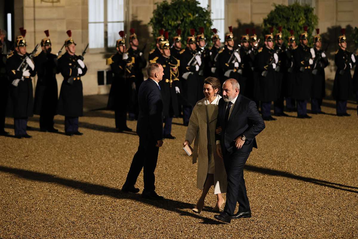 Başbakan Paşinyan eşi ile birlikte  Macron ve eşi adına verilen resmi yemeğe katıldı (FOTO)