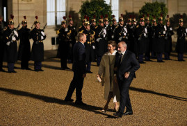 Başbakan Paşinyan eşi ile birlikte  Macron ve eşi adına verilen resmi yemeğe katıldı (FOTO)