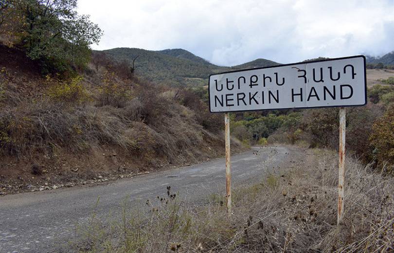 Rus sınır muhafızları Ermenistan'ın Nerkin Hand köyünden çekilmek için kablolarını topladılar