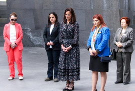 ABD Barış Gücü Merkez Ofisi Müdürü başkanlığındaki heyet Ermeni Soykırımı Anıtını ziyaret etti