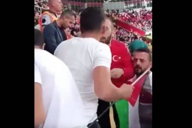 Թուրքիա-Ադրբեջան ֆուտբոլային խաղի ընթացքում երկրպագուները վիճաբանել են Պաղեստինի դրոշի համար (Տեսանյութ)