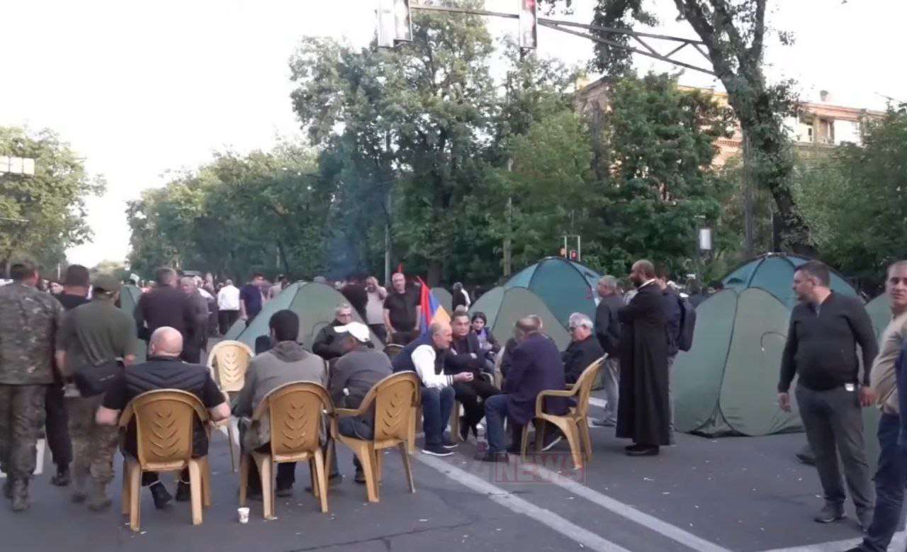 Ermenistan’da muhalif göstericiler sokakta çadırlar kurdu ve sabahladılar (Foto)