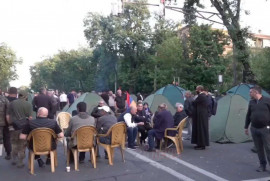 Ermenistan’da muhalif göstericiler sokakta çadırlar kurdu ve sabahladılar (Foto)