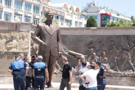 Թուրքիայում կացնահարել են Աթաթուրքի արձանը (լուսանկարներ)