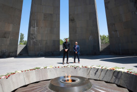 Dünyaca ünlü oyuncu Joe Manganiello Ermeni Soykırımı Anıtı'nı ziyaret etti
