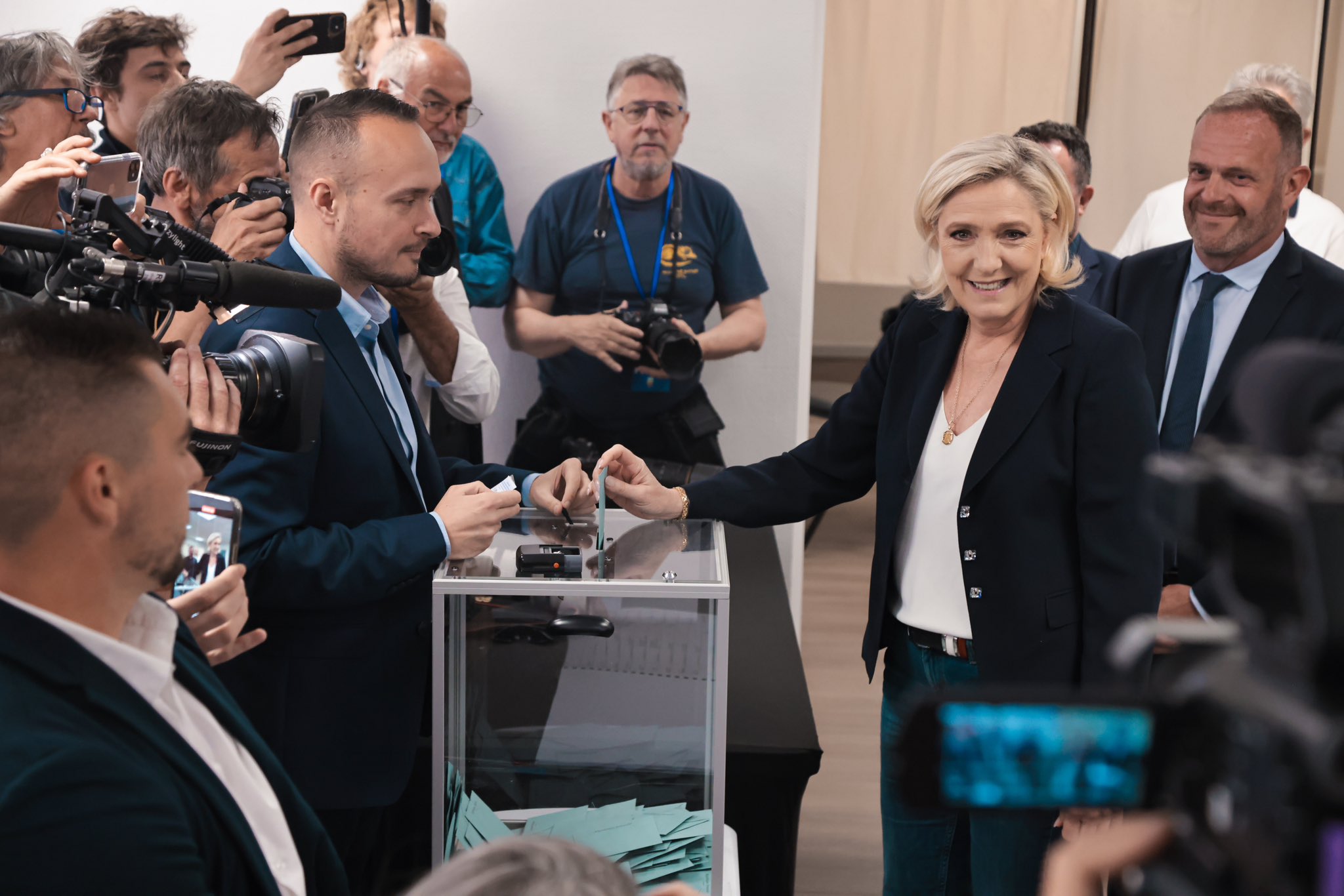 Fransa'da her üç seçmenden biri aşırı sağa oy verdi