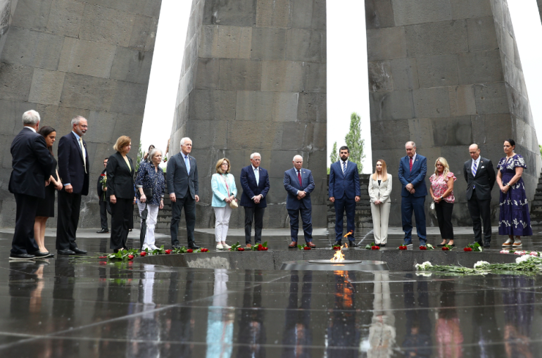 ABD Senatörü Roger Wicker başkanlığındaki heyet Ermeni Soykırımı Anıtı'nı ziyaret etti
