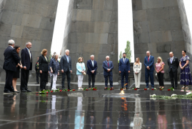 ABD Senatörü Roger Wicker başkanlığındaki heyet Ermeni Soykırımı Anıtı'nı ziyaret etti