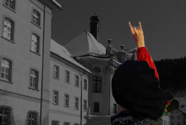 Գերմանիայի դպրոցներից մեկում թուրք աշակերտուհին ցույց է տվել «գորշ գայլերի» ժեստը