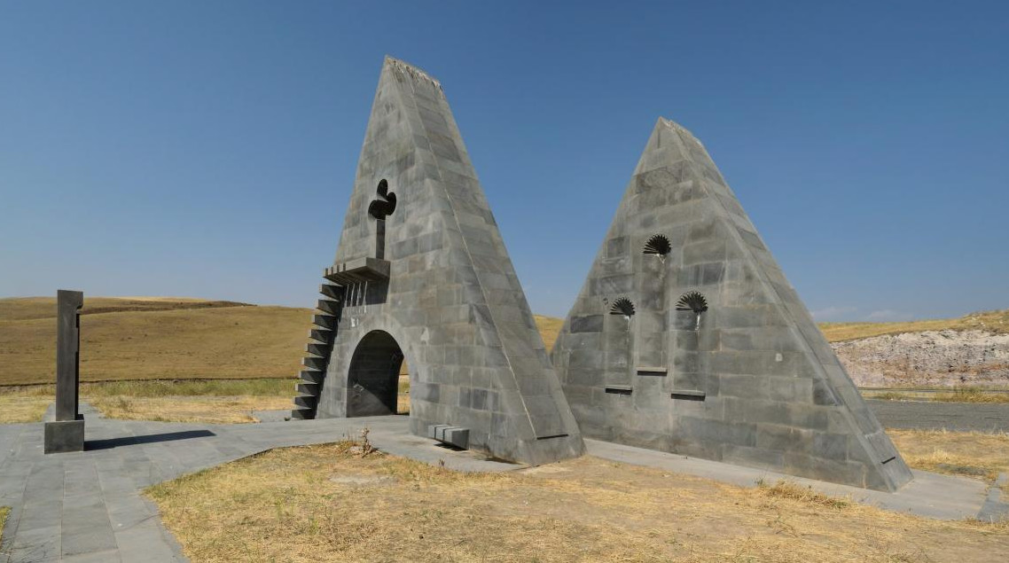 Azerbaycan, Karabağ'daki "Büyük ve Küçük Syunik" anıtını yıktı (Foto)