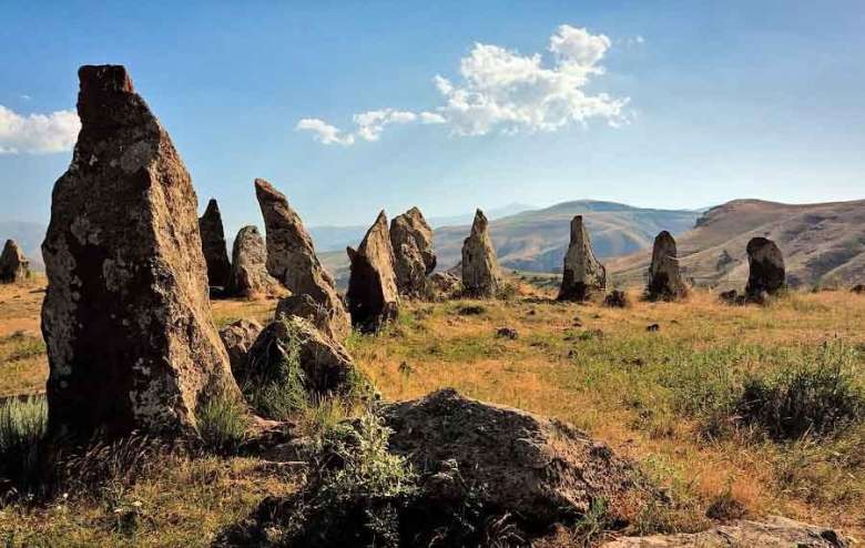 Karahunj, "Azerbaycan'ın tarihi topraklarında" bulunan bir anıt olarak sunuluyor