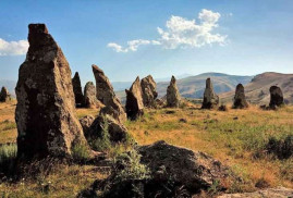 Karahunj, "Azerbaycan'ın tarihi topraklarında" bulunan bir anıt olarak sunuluyor