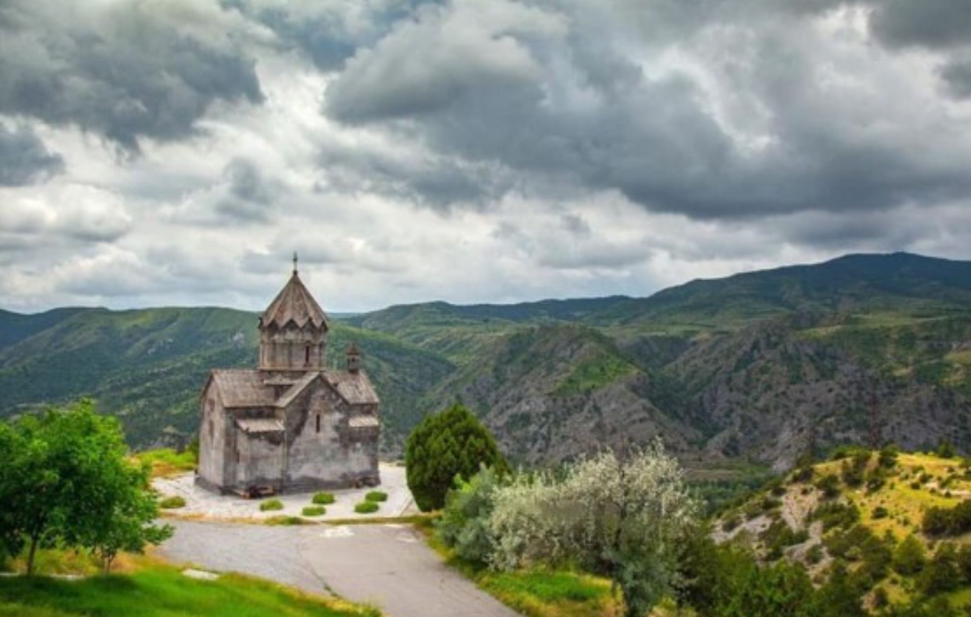 Azerbaycan, Berdzor'daki Surb Hambardzum Ermeni kilisesi'nin yerine cami inşa etti