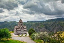 Azerbaycan, Berdzor'daki Surb Hambardzum Ermeni kilisesi'nin yerine cami inşa etti