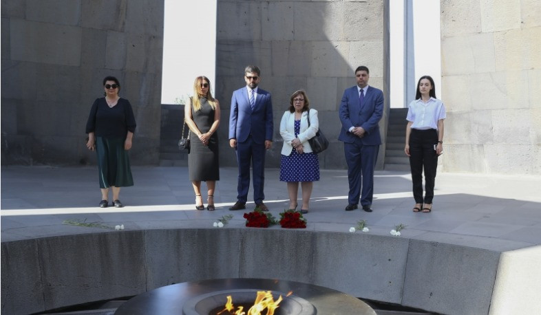 Uruguay Temsilciler Meclisi Başkanı ve Başkan Yardımcısı Ermeni Soykırımı Anıtı'nı ziyaret etti