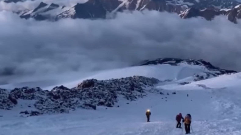 Ermeni askerler Elbruz Dağı'nın en yüksek zirvesini fethetti (Video)