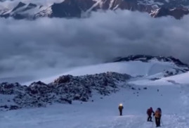 Ermeni askerler Elbruz Dağı'nın en yüksek zirvesini fethetti (Video)