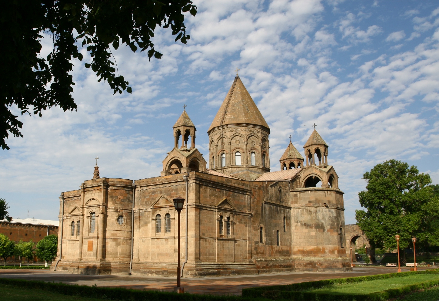 Ermenistan'daki Eçmiadzin Ana katedrali UNESCO Dünya Mirası Listesi'nde (Video)