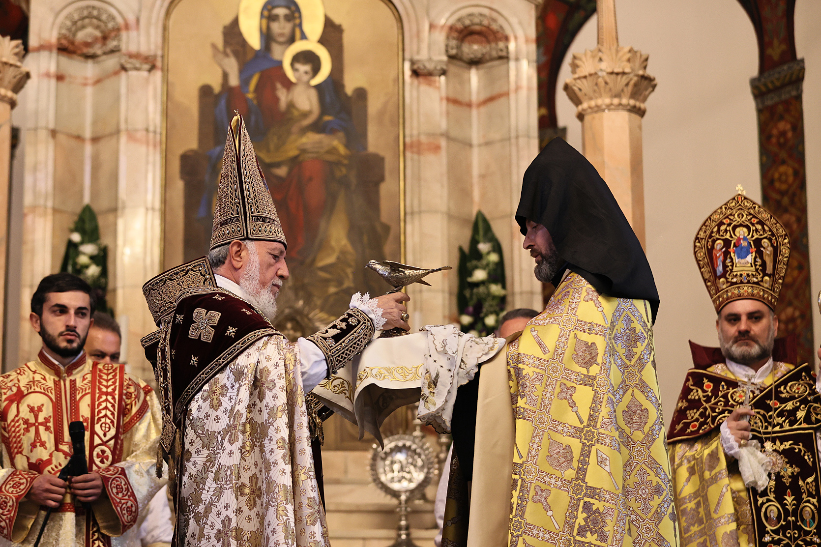 Eçmiadzin Katedrali, 12 yıl sonra yeniden ibadete açıldı (FOTO)