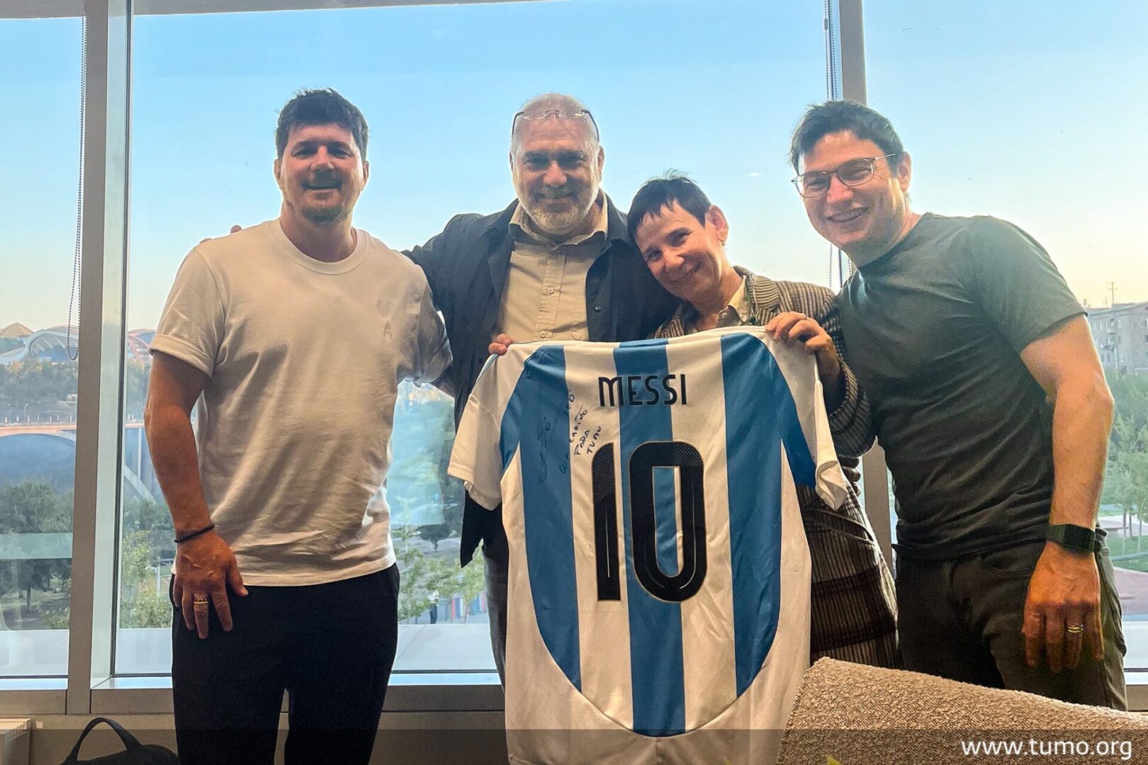 Yerevan’da Lionel Messi'nin kardeşi TUMO Merkezini ziyaret etti! Messi'nin formasını hediye etti (FOTO)