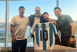 Yerevan’da Lionel Messi'nin kardeşi TUMO Merkezini ziyaret etti! Messi'nin formasını hediye etti (FOTO)