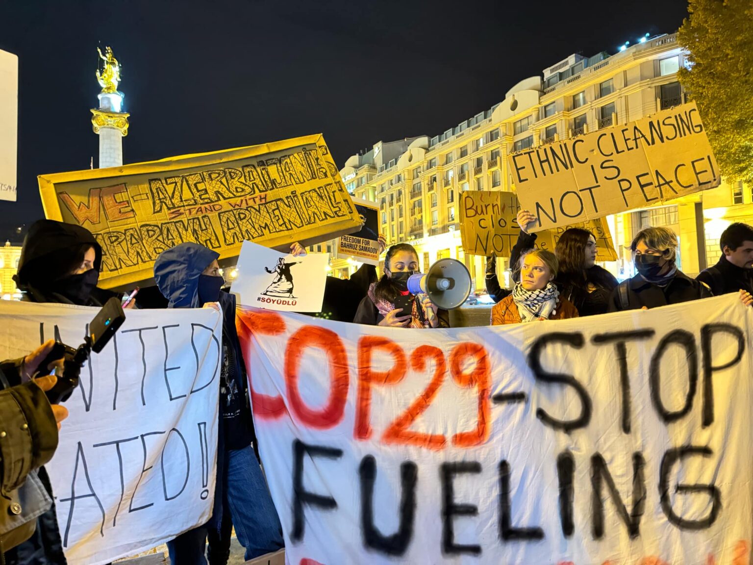 Eko-aktivist Greta Thunberg Tiflis'te COP29'a karşı protestoya öncülük ediyor