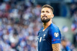 Fransız futbolcu Giroud formasını Ermeni hayır kurumu müzayedesine bağışladı