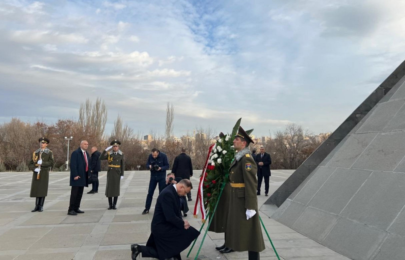 Polonya Cumhurbaşkanı Andrzej Duda, Yerevan'daki Ermeni Soykırımı Anıtı'nı ziyaret etti