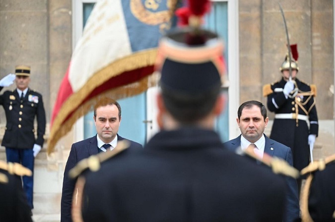 Ermenistan Savunma Bakanı, Fransız mevkidaşını yeniden atanmasından dolayı tebrik etti