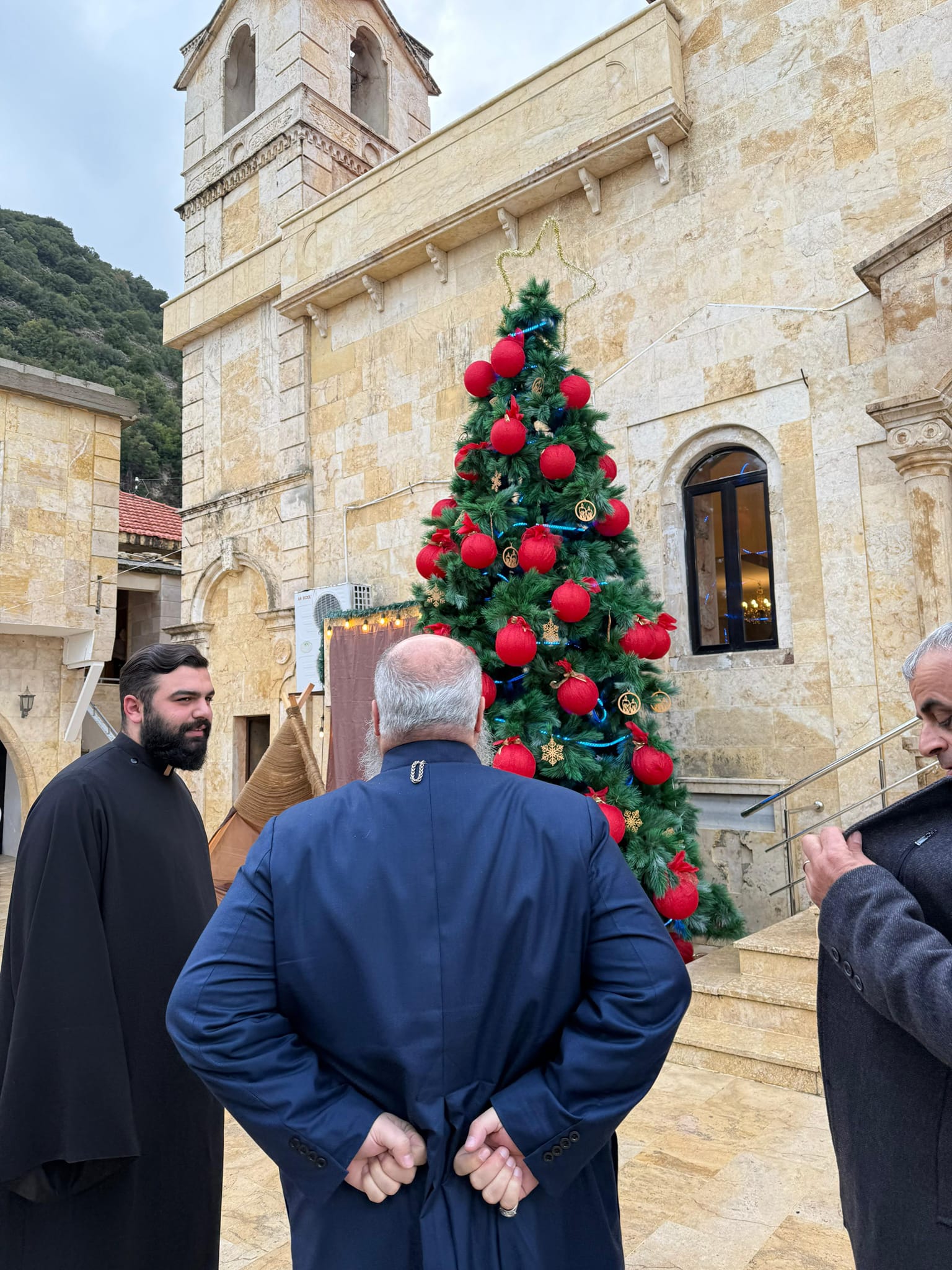 Suriye'de Hristiyanların çoğunlukta yaşadığı kasabada Noel ağacı yakıldı