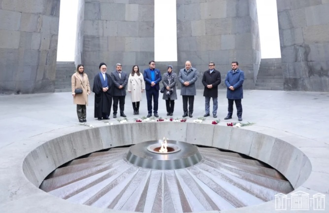 İran Meclisi İran-Ermenistan Dostluk Grubu üyeleri, Ermeni Soykırımı kurbanlarının anısına saygı duruşunda bulundu