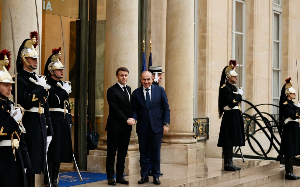 Paşinyan Macron'a: "Ermenistan, barış gündemine bağlıdır"