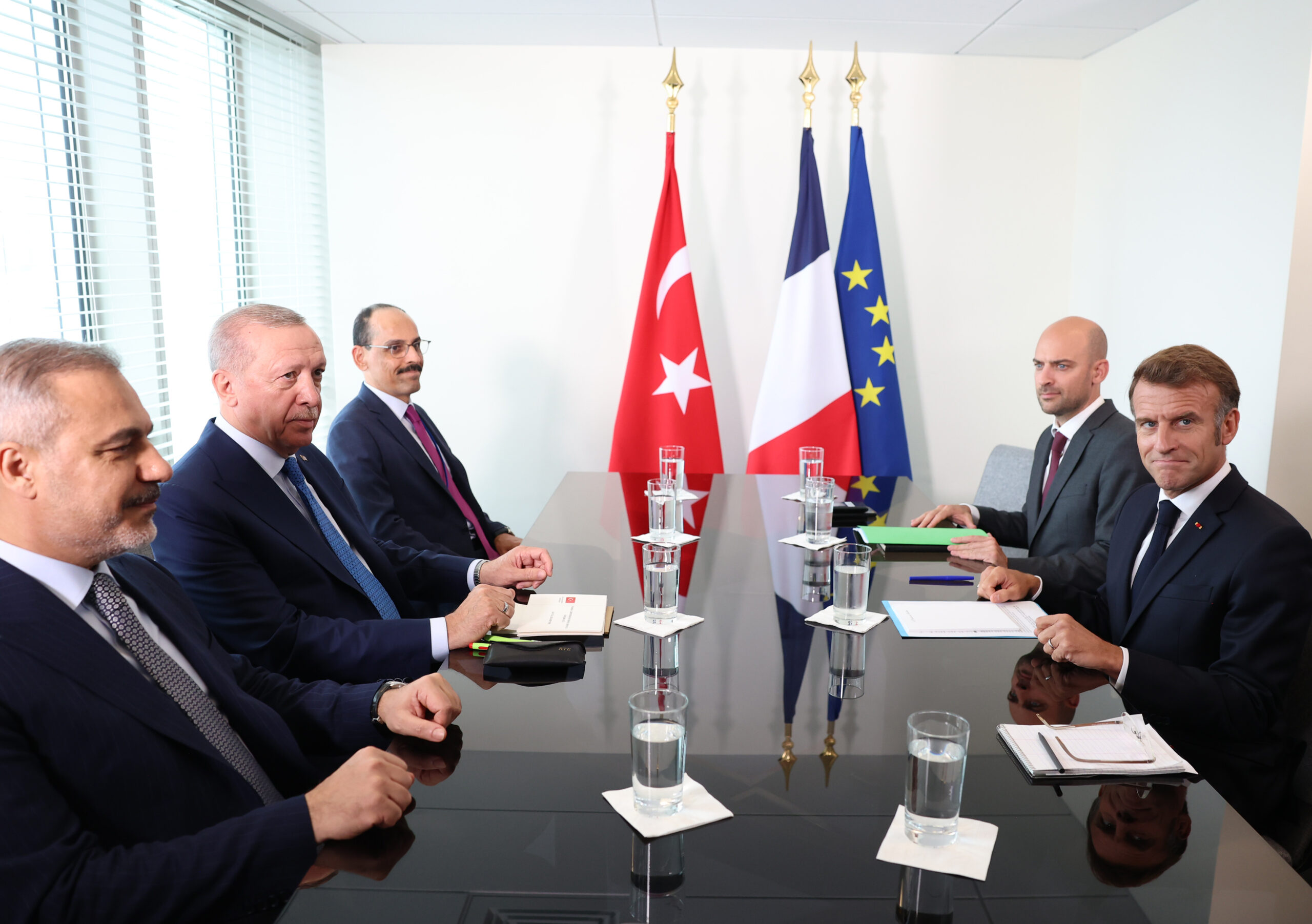 Cumhurbaşkanı Recep Tayyip Erdoğan, Birleşmiş Milletler (BM) 80. Genel Kurulu dolayısıyla bulunduğu ABD'nin New York kentinde Cumhurbaşkanı Emmanuel Macron ile bir araya geldi. Görüşmede, Dışişleri Bakanı Hakan Fidan ve Milli İstihbarat Teşkilatı (MİT) Başkanı İbrahim Kalın ile Fransa Avrupa ve Dışişleri Bakanı Jean-Noel Barrot da yer aldı. ( TCCB / Murat Kula - Anadolu Ajansı )