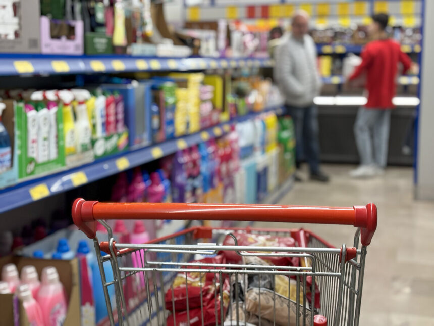 BİM marketinden alışveriş yapan vatandaşlar. (Fotoğraf: Cumhur Yetmez)