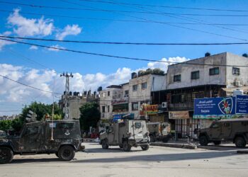 İsrail askerleri, arananlar listesindeki Filistinlileri tutuklamak için Batı Şeriada bulunan Nablus kentindeki Balata Mülteci Kampı sokaklarını zırhlı araçlarla doldurdu. (© Nasser Ishtayeh/SOPA Images via ZUMA Press Wire - Depo Photos)