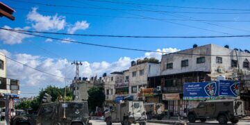 İsrail askerleri, arananlar listesindeki Filistinlileri tutuklamak için Batı Şeriada bulunan Nablus kentindeki Balata Mülteci Kampı sokaklarını zırhlı araçlarla doldurdu. (© Nasser Ishtayeh/SOPA Images via ZUMA Press Wire - Depo Photos)