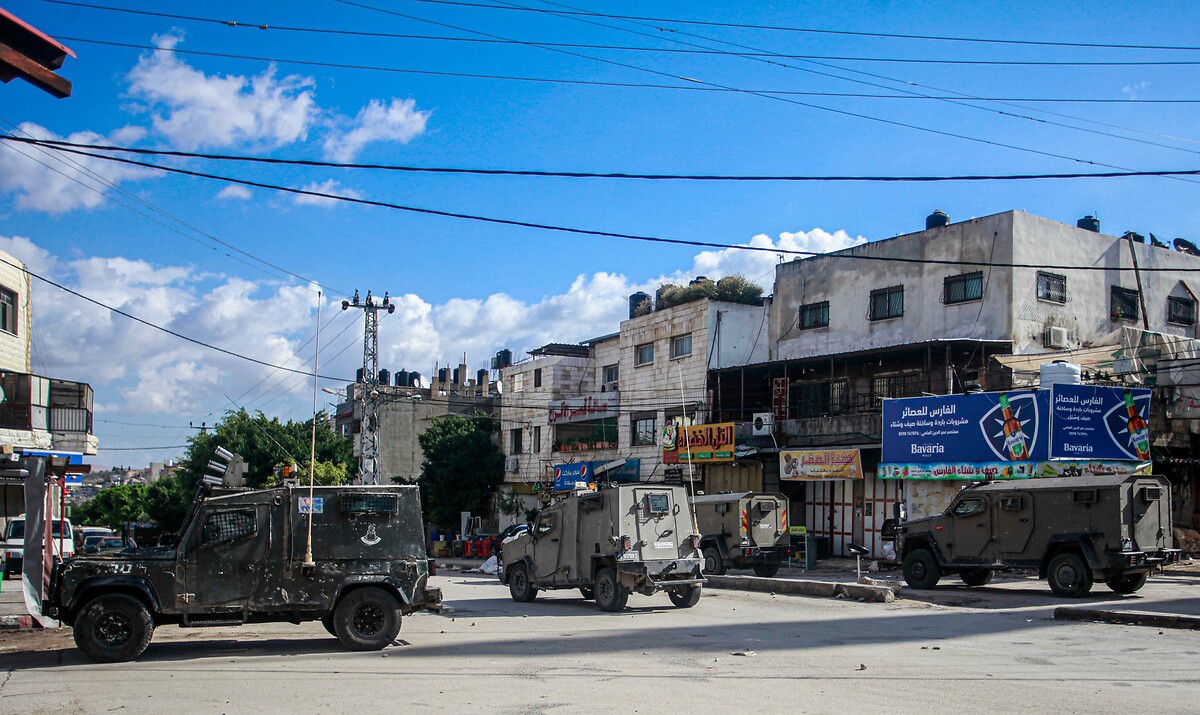 İsrail askerleri, arananlar listesindeki Filistinlileri tutuklamak için Batı Şeriada bulunan Nablus kentindeki Balata Mülteci Kampı sokaklarını zırhlı araçlarla doldurdu. (© Nasser Ishtayeh/SOPA Images via ZUMA Press Wire - Depo Photos)