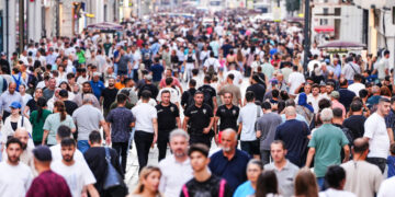 İstanbulda kalabalık insan manzaraları. (Fotoğraf: Cumhur Yetmez)