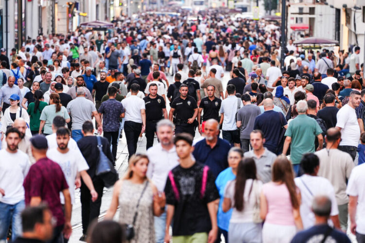 İstanbulda kalabalık insan manzaraları. (Fotoğraf: Cumhur Yetmez)