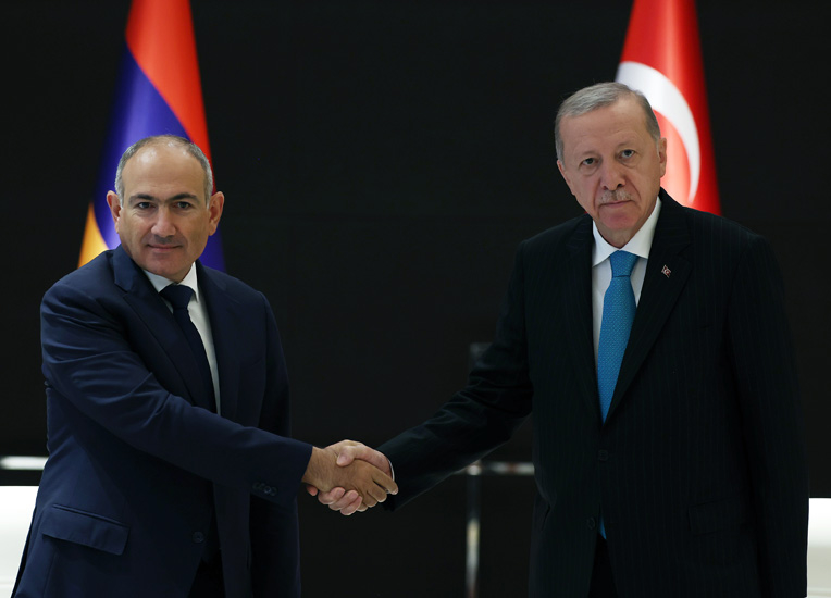 Cumhurbaşkanı Recep Tayyip Erdoğan, Şanghay İşbirliği Örgütünün 25. Devlet Başkanları Konseyi Zirvesi için bulunduğu Çinde Ermenistan Başbakanı Nikol Paşinyan ile görüştü.