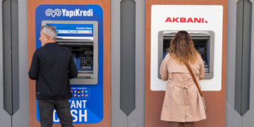 Para çekme işlemleri. ( Fotoğraf: Cumhur Yetmez )