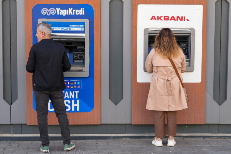 Para çekme işlemleri. ( Fotoğraf: Cumhur Yetmez )