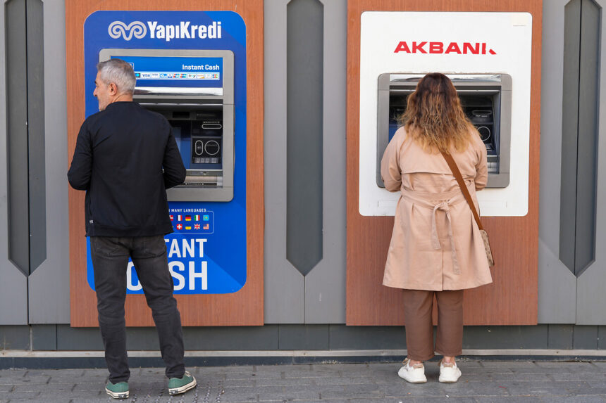 Para çekme işlemleri. ( Fotoğraf: Cumhur Yetmez )