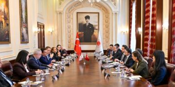 Adalet Bakanı Akın Gürlek, KKTC İçişleri Bakanı Dursun Oğuz ve heyetiyle Bakanlık'ta bir araya geldi.  ( Adalet Bakanlığı - Anadolu Ajansı )