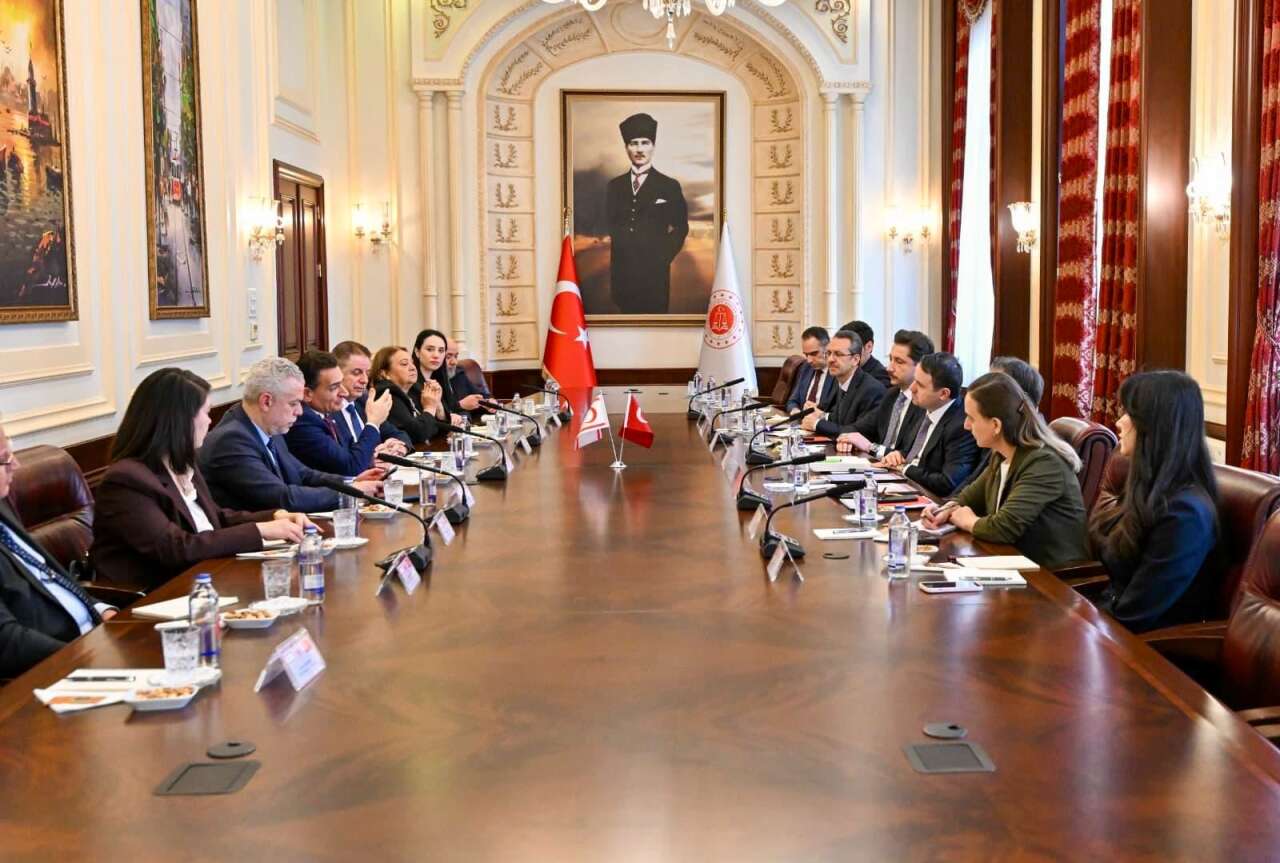 Adalet Bakanı Akın Gürlek, KKTC İçişleri Bakanı Dursun Oğuz ve heyetiyle Bakanlık'ta bir araya geldi.  ( Adalet Bakanlığı - Anadolu Ajansı )